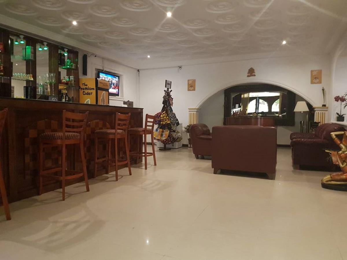 Embassy Suites Hotel Monrovia Exterior photo