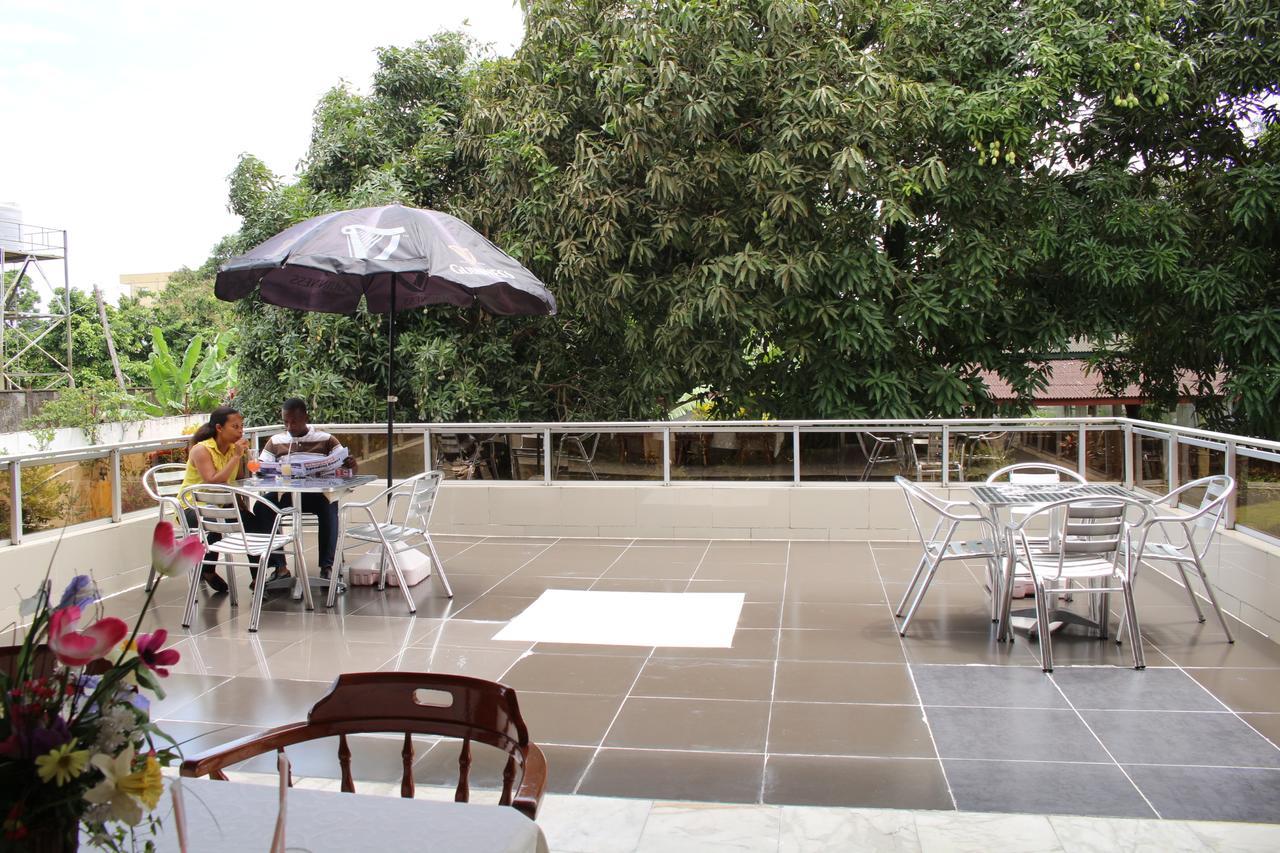 Embassy Suites Hotel Monrovia Exterior photo